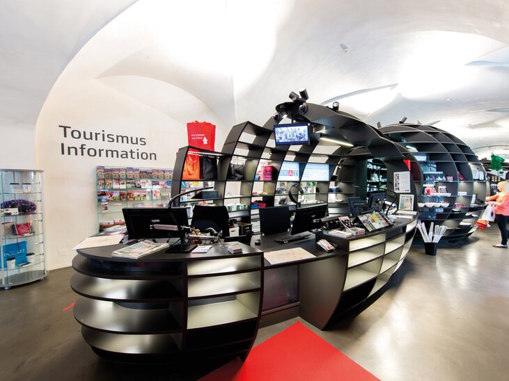 Modern tourist information desk with black reception and brochures. | © Graz Tourismus - Harry Schiffer