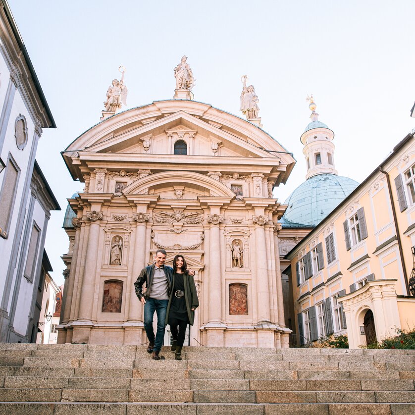 Couple on the steps to the mausoleum next to Graz Cathedral. | © Graz Tourismus