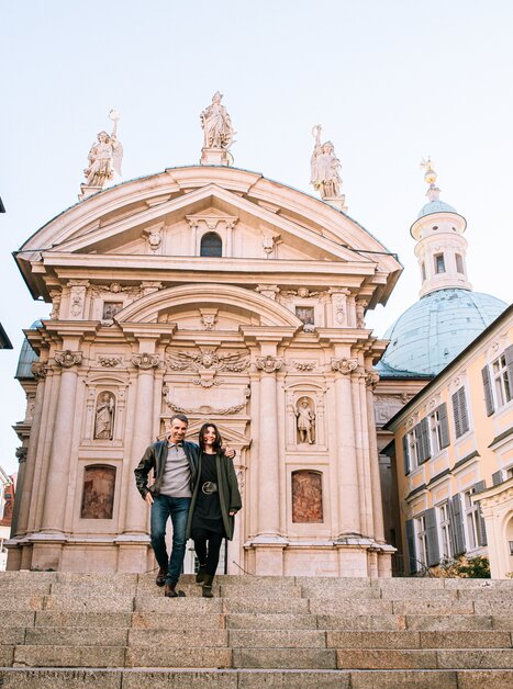 Couple on the steps to the mausoleum next to Graz Cathedral. | © Graz Tourismus