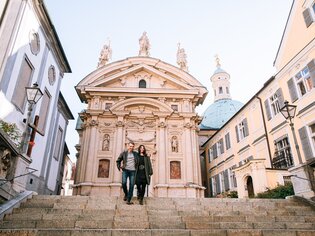 Paar auf den Treppen zum Mausoleum neben dem Grazer Dom. | © Graz Tourismus