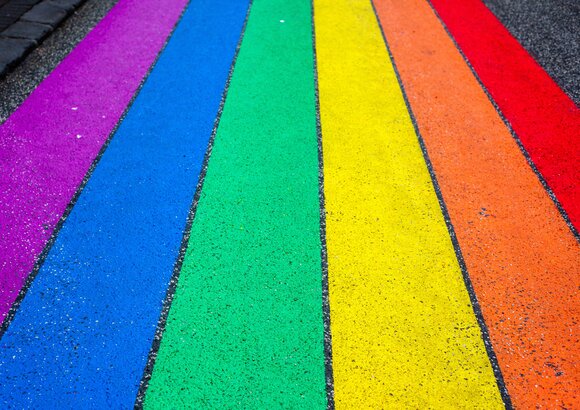 Farbenfrohe Straßenmalerei im Regenbogenstil. | © pixabay