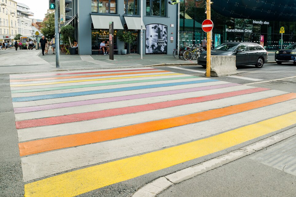 Rainbow pedestrian crossing at the Graz Kunsthaus | © Mias Photoart Colorful crosswalk in Graz, near the Kunsthaus. | © Mias Photoart