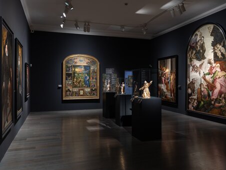 View of the Alte Galerie featuring ornate paintings and sculptures. | © Universalmuseum Joanneum - N. Lackner