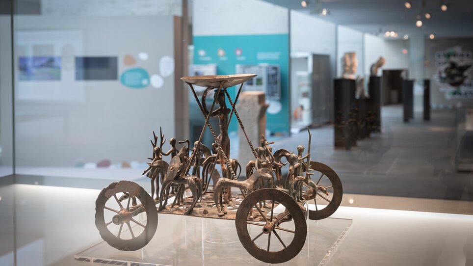 Bronzener Kultwagen mit Figuren. | © Universalmuseum Joanneum - N. Lackner