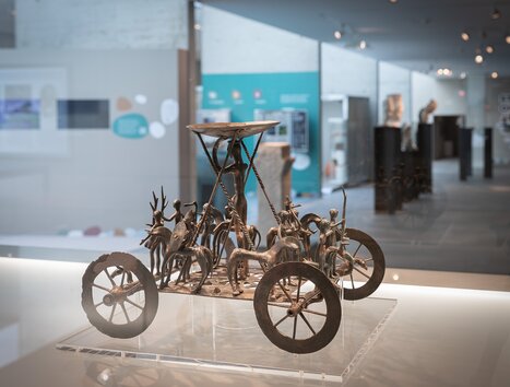 Bronzener Kultwagen mit Figuren. | © Universalmuseum Joanneum - N. Lackner