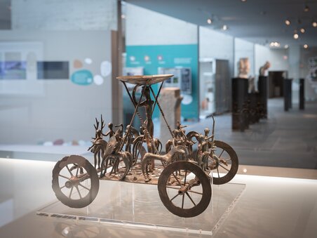 Bronze cult wagon with figures. | © Universalmuseum Joanneum - N. Lackner