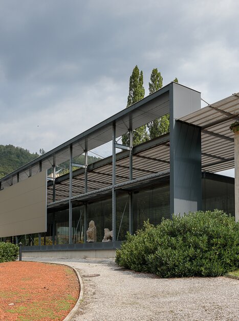 A minimalist glass and steel building in Graz, surrounded by green areas. | © Universalmuseum Joanneum - N. Lackner