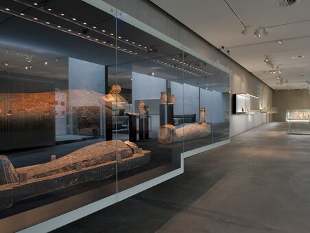 A view of ancient artifacts in a modern exhibition space. | © UMJ - N. Lackner