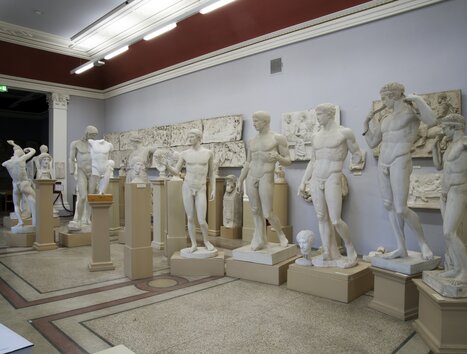 Ein Raum mit verschiedenen weißen Skulpturen und Reliefs. | © Institut für Archäologie