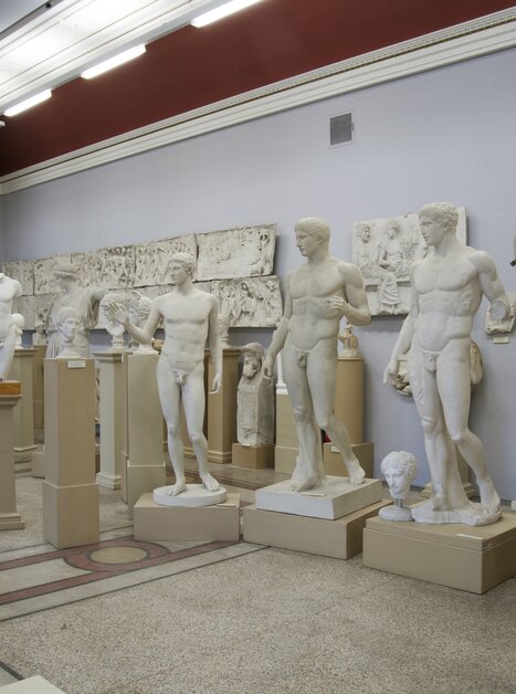 Ein Raum mit verschiedenen weißen Skulpturen und Reliefs. | © Institut für Archäologie