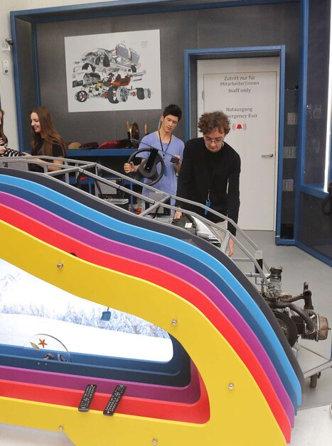 Gruppo di cinque studenti al lavoro su attrezzature tecniche. | © Universalmuseum Joanneum - J. Kucek