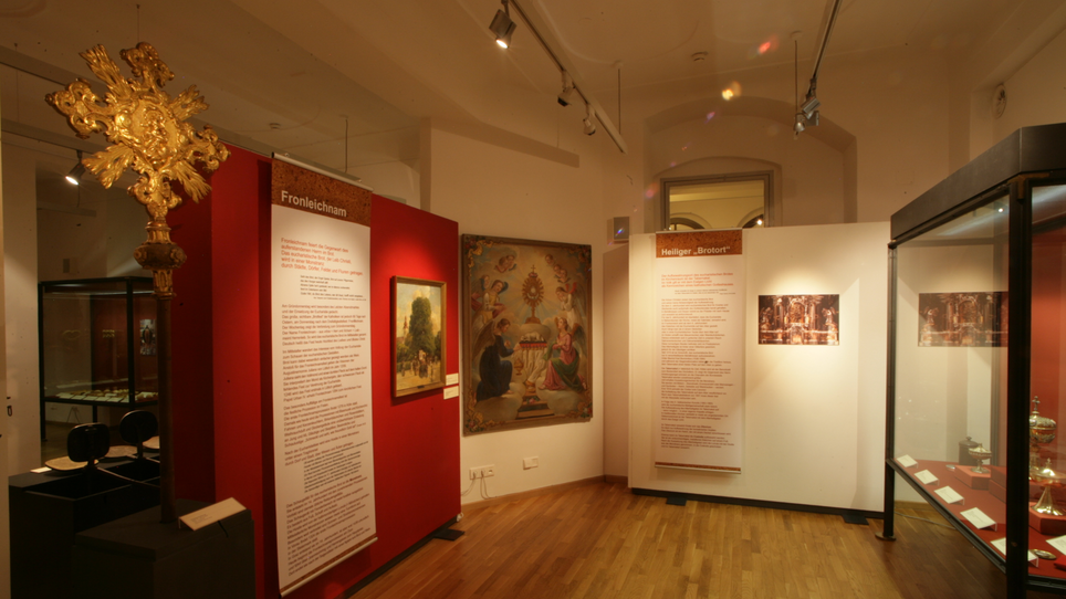 Einblick in eine Ausstellung mit goldenen und historischen Kunstwerken. | © Diözesanmuseum Graz