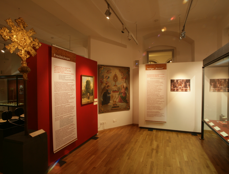 Einblick in eine Ausstellung mit goldenen und historischen Kunstwerken. | © Diözesanmuseum Graz