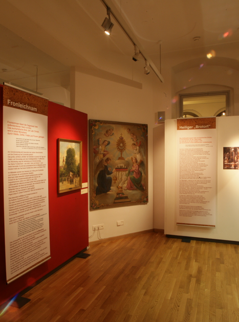 Einblick in eine Ausstellung mit goldenen und historischen Kunstwerken. | © Diözesanmuseum Graz