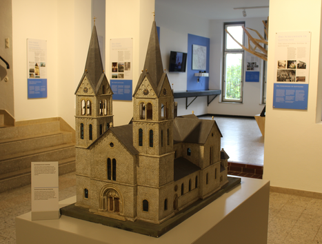 Modello dettagliato di una chiesa con due torri in un'esposizione. | © Gottscheer Gedenkstätte