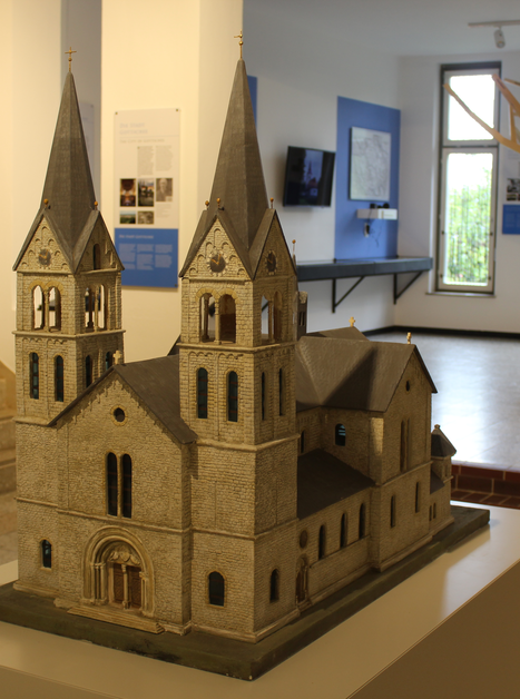 Detailed model of a church with two towers in an exhibition. | © Gottscheer Gedenkstätte