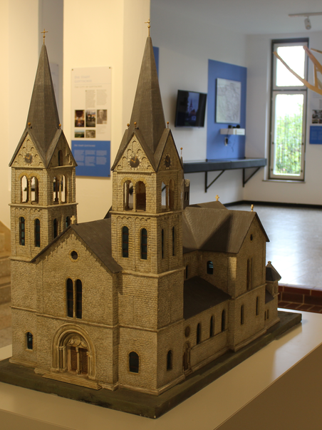 Detailed model of a church with two towers in an exhibition. | © Gottscheer Gedenkstätte