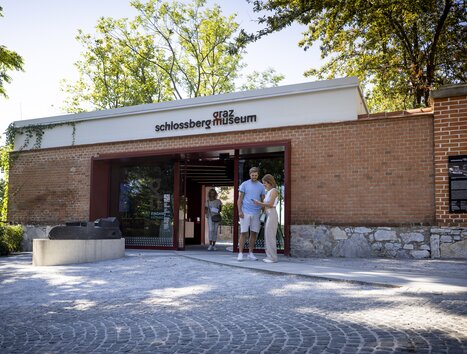Visitatori all'ingresso del Graz Museum Schlossberg | © Graz Tourismus - Tom Lamm