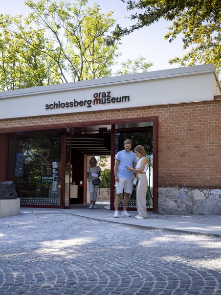 Visitors at the entrance of the Graz Museum Schlossberg. | © Graz Tourismus - Tom Lamm