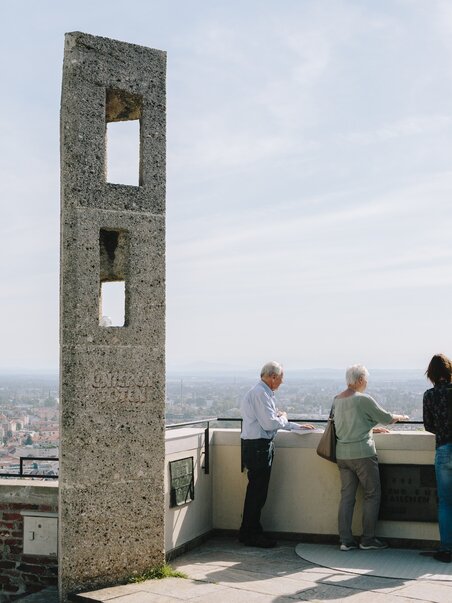 Visitors enjoy the view of Graz from the Castle Hill. | © Sebastian Reiser