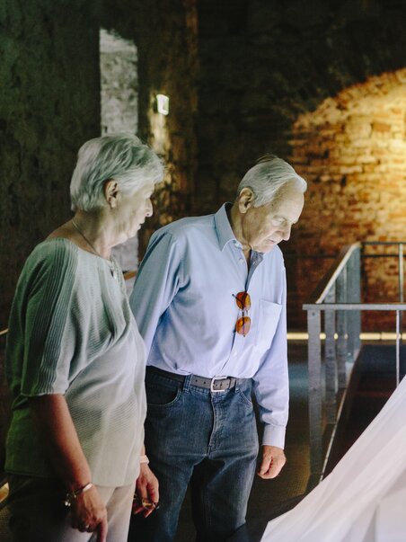 Older couple observing art installation at the Graz Museum Schlossberg. | © Sebastian Reiser