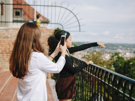 Two women enjoy the view from a viewpoint in Graz. | © Sebastian Reiser