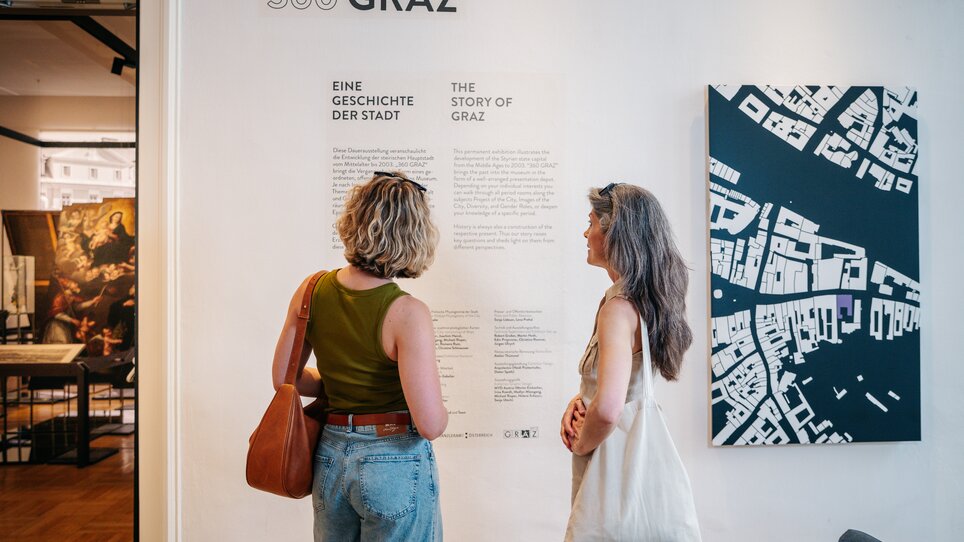 Zwei Frauen betrachten die Ausstellung im Graz Museum. | © Graz Tourismus - Mias Photoart