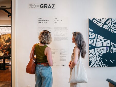 Zwei Frauen betrachten die Ausstellung im Graz Museum. | © Graz Tourismus - Mias Photoart