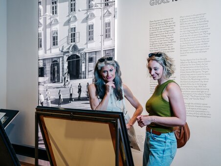 Zwei Frauen betrachten Kunstwerke im Graz Museum. | © Graz Tourismus - Mias Photoart