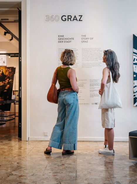 Zwei Frauen betrachten eine Ausstellung im Graz Museum. | © Graz Tourismus - Mias Photoart
