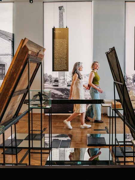 Besucherinnen im Graz Museum zwischen Exponaten und Bildern. | © Graz Tourismus - Mias Photoart