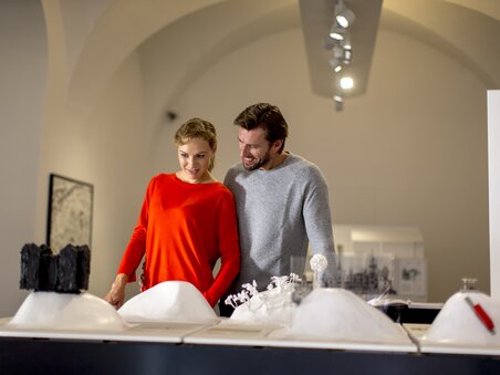Couple in the Graz Museum | © Graz Tourismus - Tom Lamm