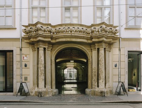 Architecture of an entrance area in Graz with columns and decorations. | © Sebastian Reiser