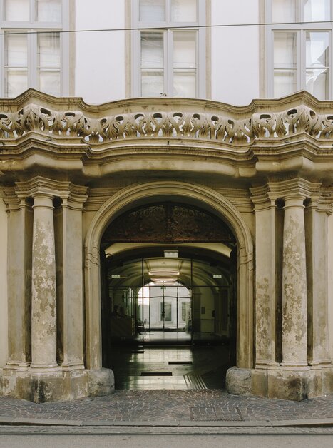 Architettura di un'area d'ingresso a Graz con colonne e decorazioni. | © Sebastian Reiser