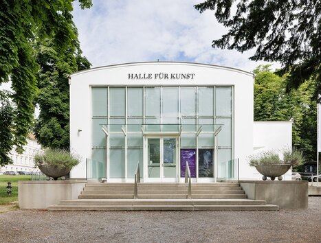 Modern art hall with glass facade in Graz. | © kunst-dokumentation