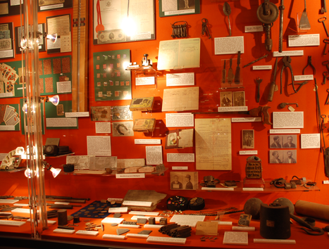 Vetrina con vari oggetti e documenti storici. | © Hans Gross Kriminalmuseum, Universitätsmuseen der Universität Graz - Manuela Zweytik