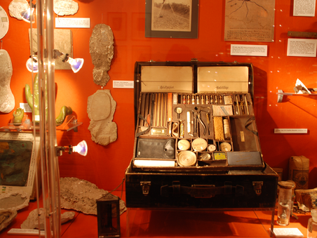 A suitcase containing historical tools and research equipment in a museum. | © Hans Gross Kriminalmuseum, Universitätsmuseen der Universität Graz - Manuela Zweytik