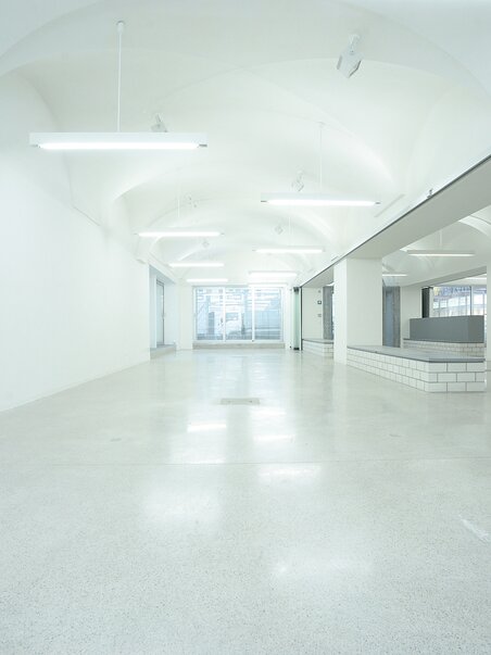 Spazio moderno bianco con architettura minimalista. | © J.J. Kucek