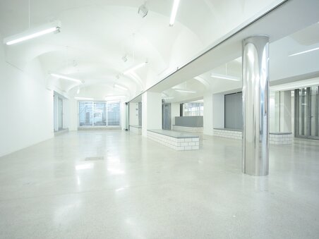 Spazio luminoso e aperto nella Casa dell'Architettura, con elementi in acciaio e cemento. | © J.J. Kucek