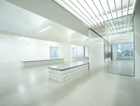 Design d'interni moderno e luminoso con uno spazio aperto e elementi minimalisti. | © J.J. Kucek