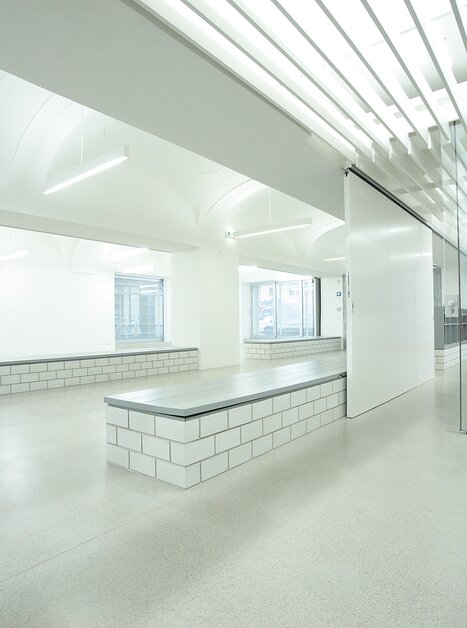 Helle, moderne Innenarchitektur mit einem offenen Raum und minimalistischen Elementen. | © J.J. Kucek