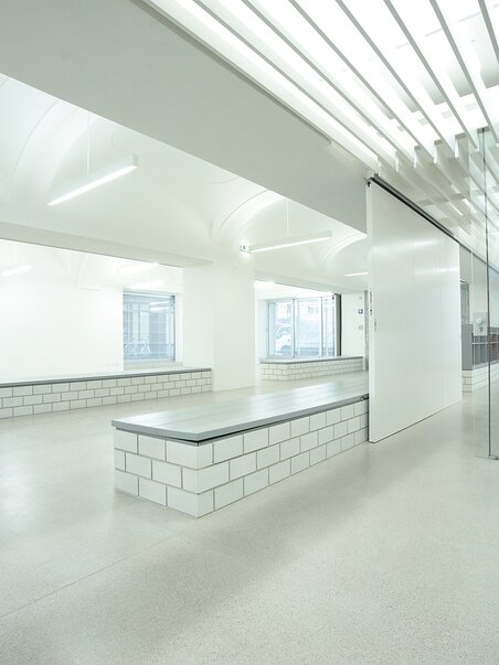 Design d'interni moderno e luminoso con uno spazio aperto e elementi minimalisti. | © J.J. Kucek