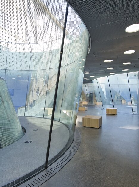 Blick ins Joanneumsviertel in Graz mit geschwungener Glasarchitektur. | © Universalmuseum Joanneum - N. Lackner