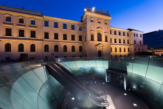 Modernes Gebäude mit Glas-Design und Aufgängen in Graz. | © Graz Tourismus - Harry Schiffer