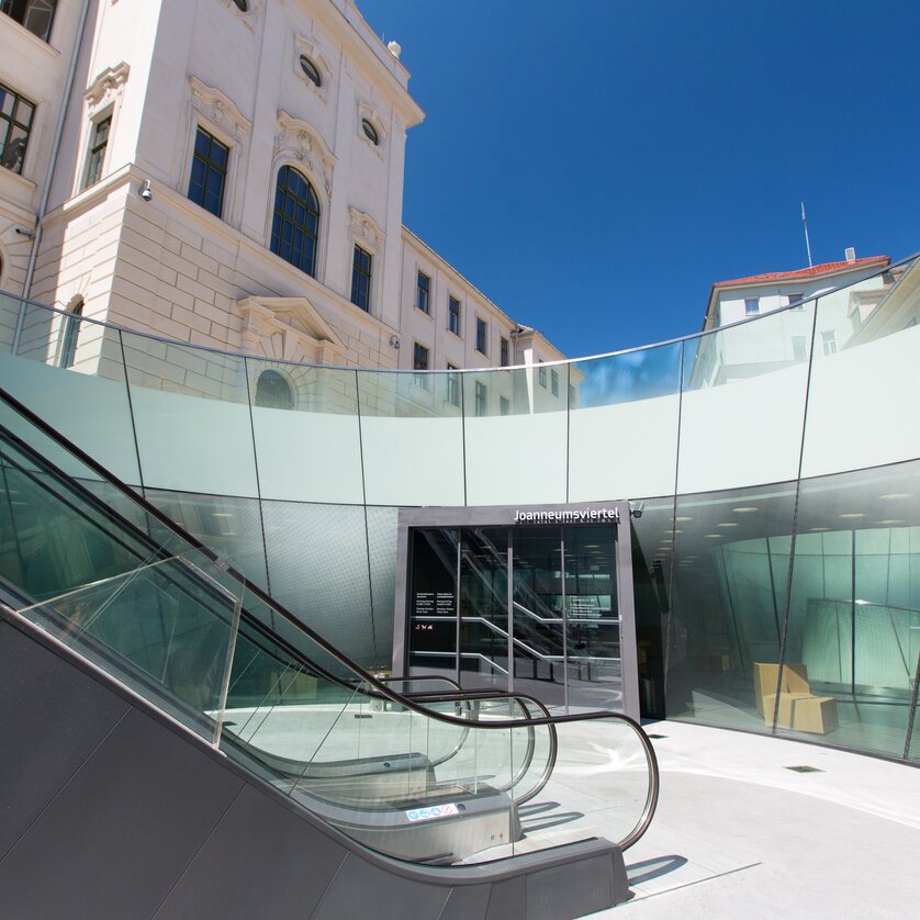 Eingang zum Joanneumsviertel in Graz mit modernen Architekturdetails. | © Graz Tourismus - Harry Schiffer