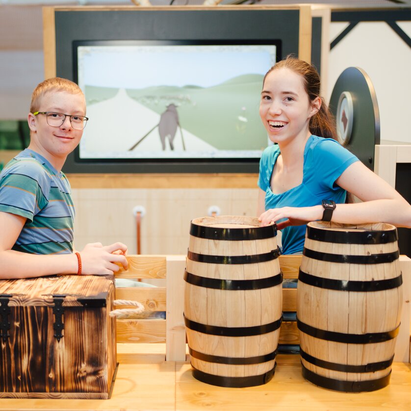 Ein Junge und ein Mädchen in der Ausstellung "Damals 1410" im Kindermuseum FRida & freD | © FRida & freD - Edi Haberl