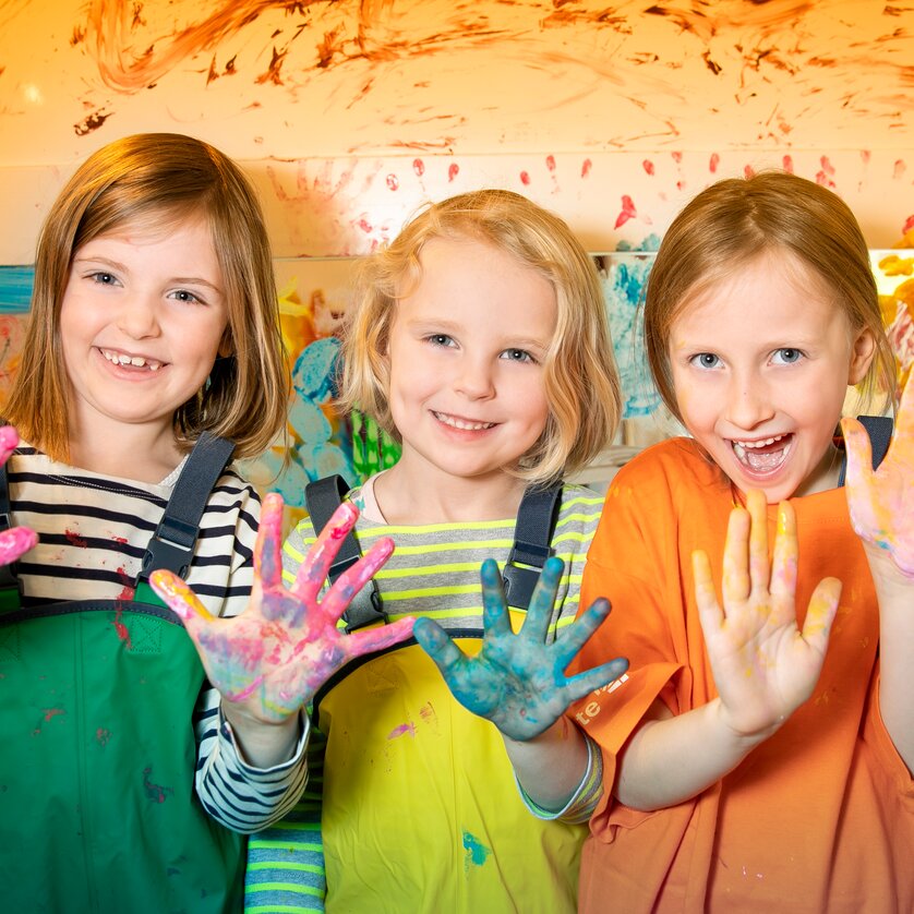 Happy children with colored hands | © FRida und freD - Hannes Loske
