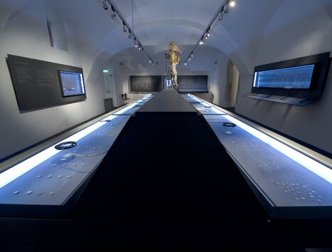 Einblicke in das Münzkabinett mit Ausstellungen und beleuchteten Vitrinen. | © UMJ - Nicolas Lackner