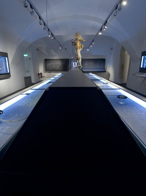 Panoramiche sul cabinetta delle monete con mostre e vetrine illuminate. | © UMJ - Nicolas Lackner