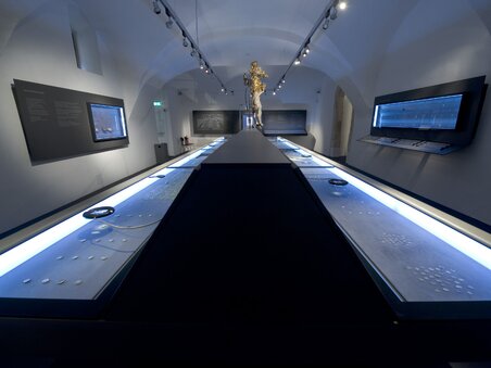 Panoramiche sul cabinetta delle monete con mostre e vetrine illuminate. | © UMJ - Nicolas Lackner